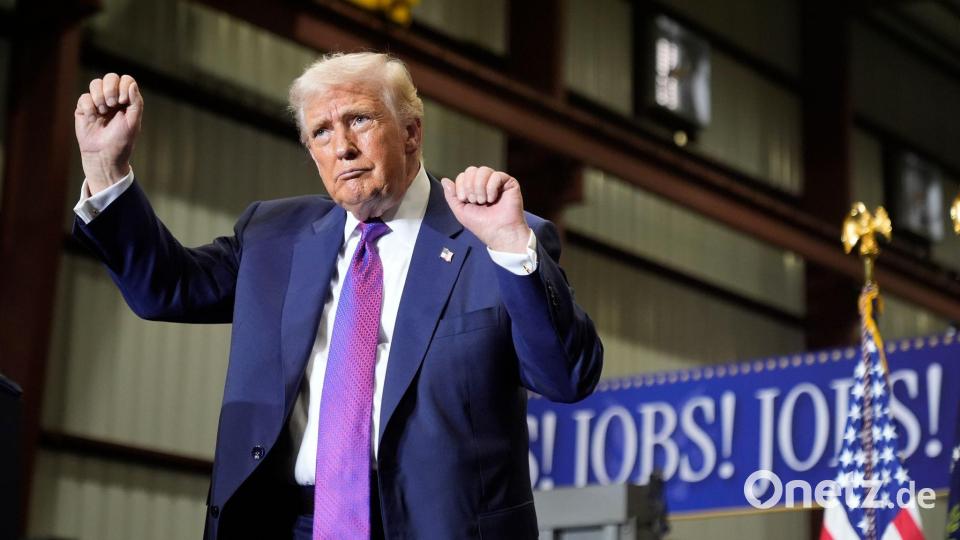 US-Präsident Donald Trump tanzt nach seiner Rede. Bild: Mark Schiefelbein/AP/dpa