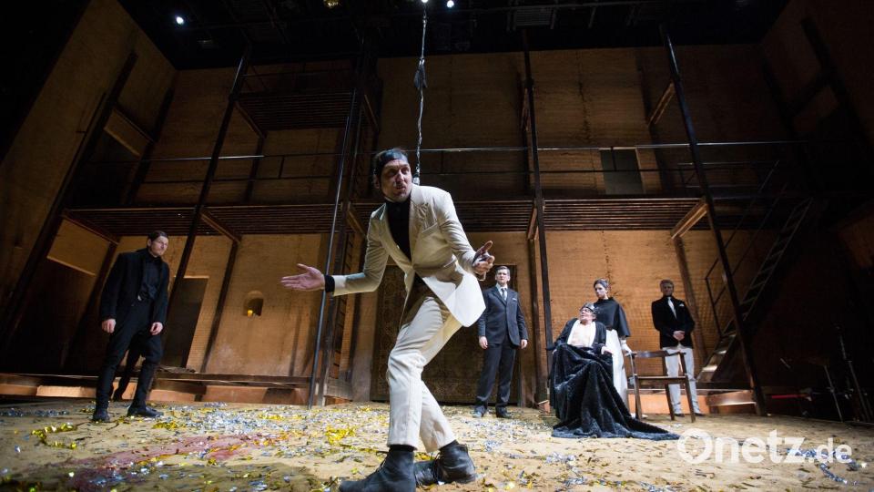 Bei einer Aufführung von „Richard III.“ an der Schaubühne Berlin rutscht dem Schauspieler Lars Eidinger ein Degen aus der Hand und verletzt eine Zuschauerin leicht. (Archivbild) Bild: picture alliance / dpa