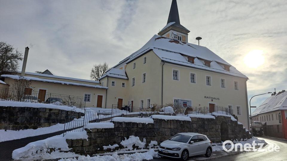 Der Chefsessel im Kulmainer Rathaus wird neu besetzt. Als einziger bewirbt sich Marco Pscherer um die Nachfolge von Bürgermeister Günter Kopp (beide CSU). Bild: Jasmin Bauer
