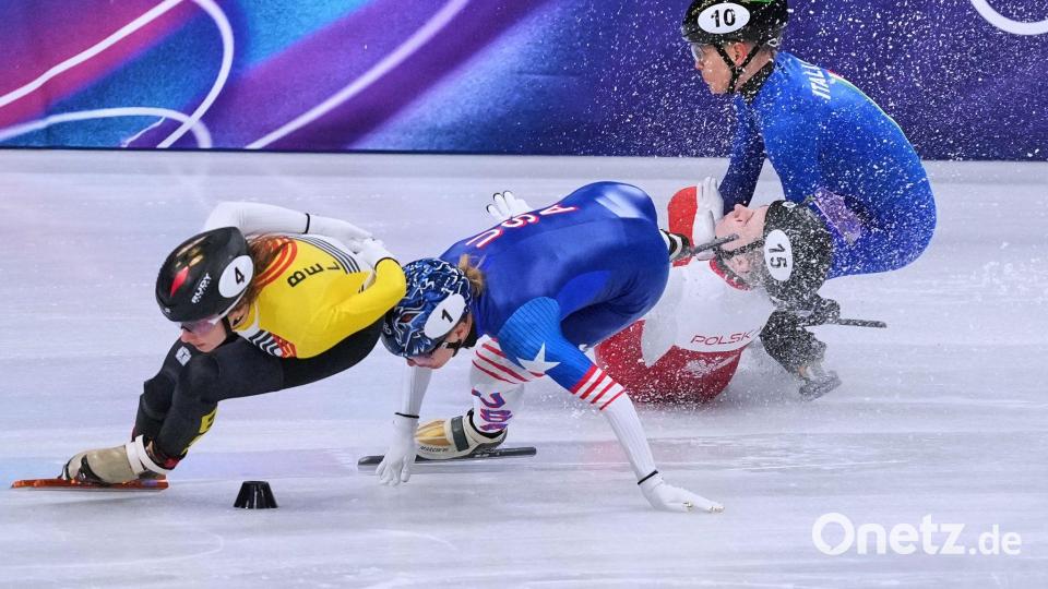 Kamila Sellier stürzt im weißen Trikot und wird von der Kufe des Schlittschuhs der vor ihr fahrenden Amerikanerin getroffen. Bild: Stephanie Scarbrough/AP/dpa