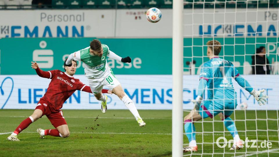 Fürths Kapitän Branimir Hrgota (M) köpft das frühe 1:0. Bild: Heiko Becker/dpa