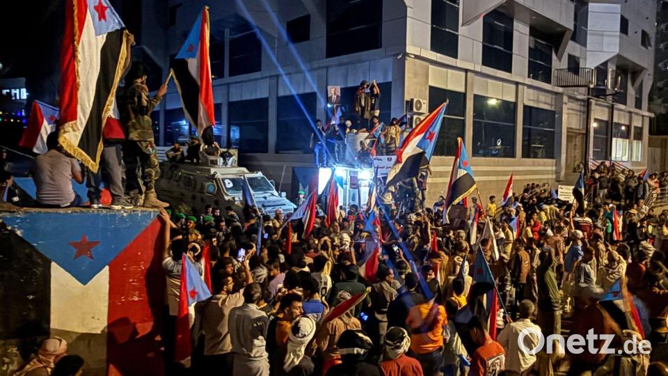 Anhänger des Südlichen Übergangsrats protestieren vor dem Präsidentenpalast. Bild: Uncredited/AP/dpa