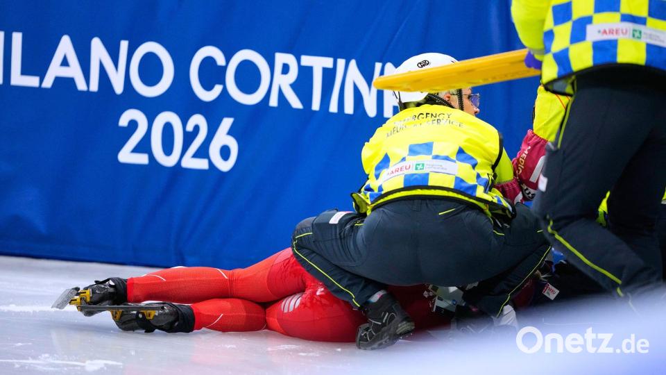 Die Polin Kamila Sellier wird auf dem Eis versorgt. Bild: Natacha Pisarenko/AP/dpa