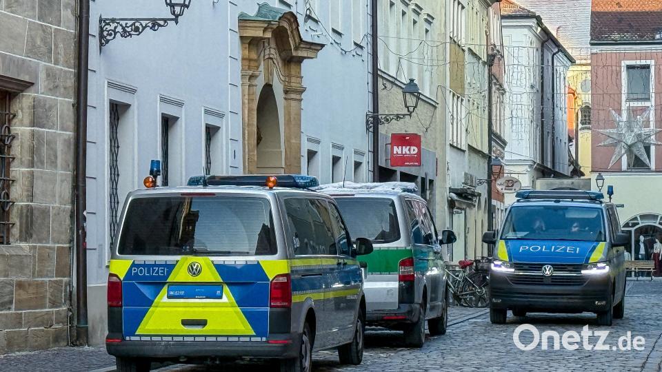 Die Angeklagten wurden mit Bussen aus der Untersuchungshaft gebracht. Bild: Stephan Huber