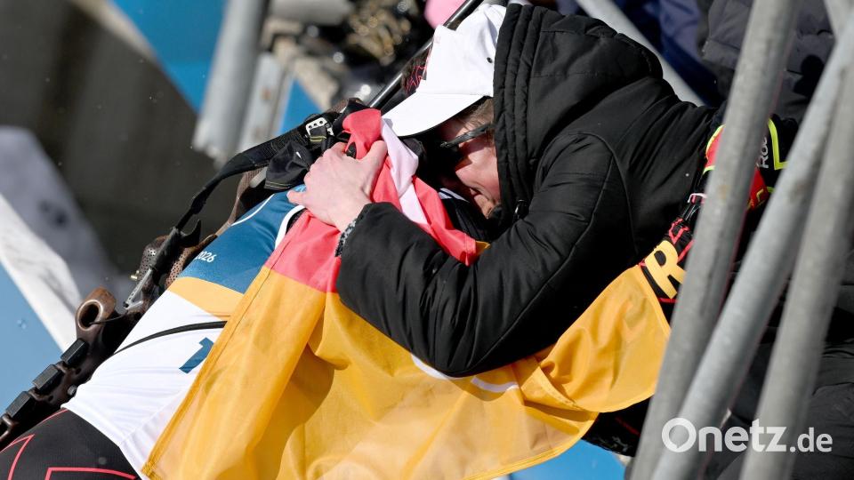 Philipp Horn wird im Ziel von seiner weinenden Ehefrau Antonia getröstet. Bild: Hendrik Schmidt/dpa