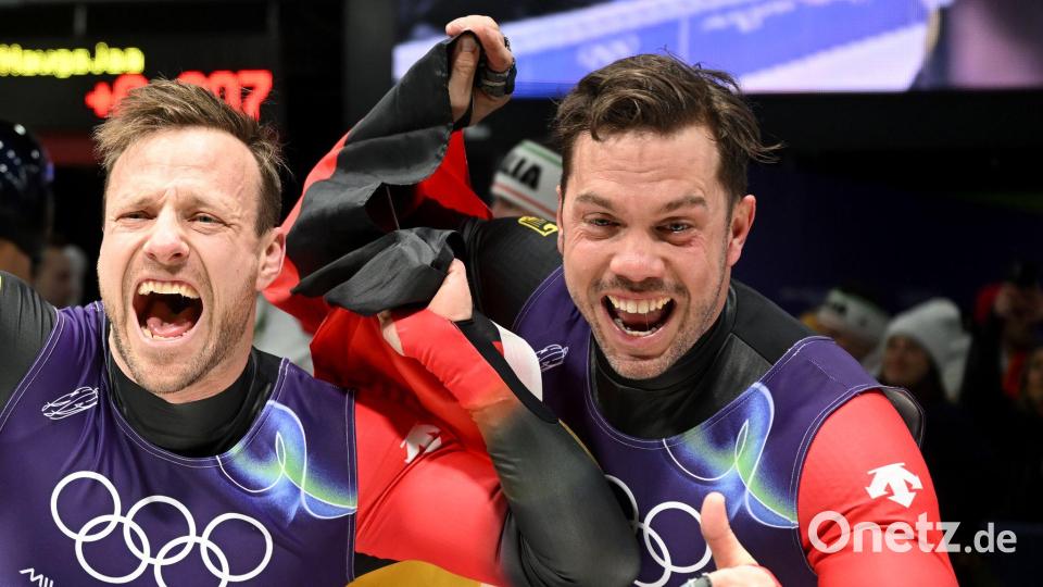 Die Rekord-Olympioniken Tobias Arlt (links) und Tobias Wendl tragen die deutsche Fahne bei der Schlussfeier. (Archivfoto) Bild: Robert Michael/dpa