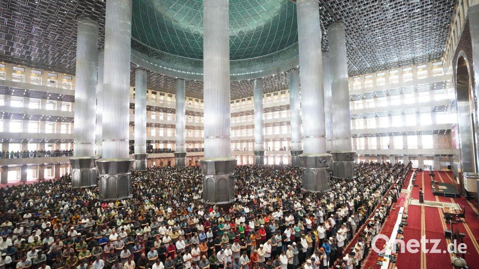 Muslime beten am ersten Freitag des Fastenmonats Ramadan in einer Moschee im indonesischen Jakarta. Bild: Tatan Syuflana/AP/dpa