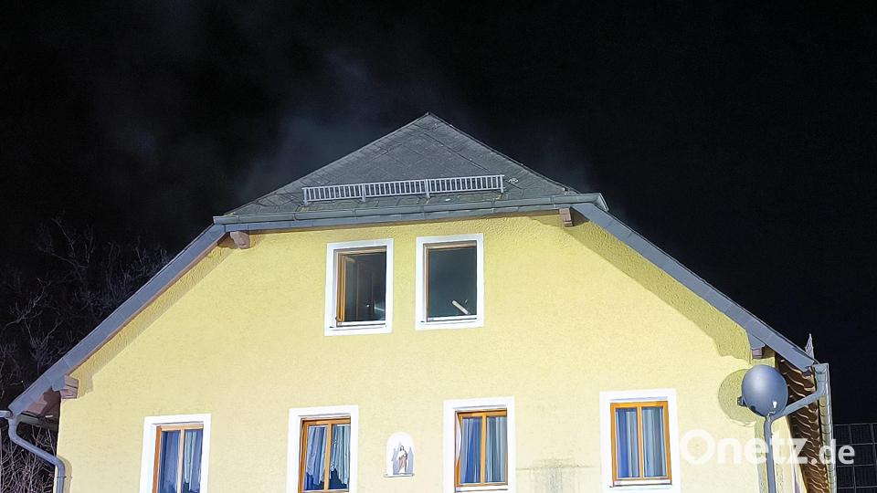 Einsatzkräfte der Feuerwehr am Brandort in Schwarzenbach. Bild: jma