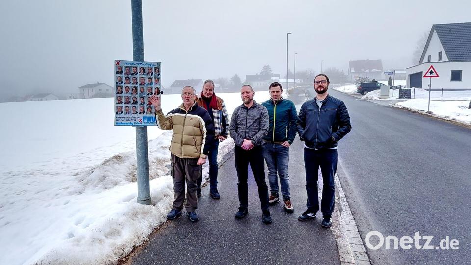 Die Freien Wähler Umland (FWU) Sulzbach-Rosenberg verzichten im Kommunalwahlkampf 2026 bewusst auf Wahlplakate. Hier mit einem symbolisch angebrachten Plakat von 2014, das sie hinterher wieder entfernten. Von links: Werner Müller, Michael Schulz, Andy Moser, Uli Schmalzl und Peter Böhm. Bild: Peter Böhm
