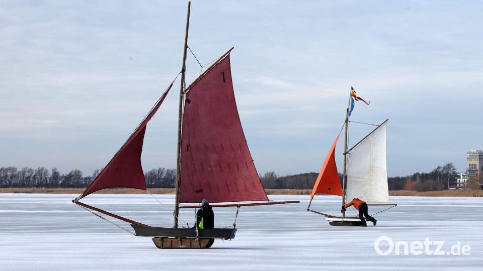 Eissegler sind auf dem zugefrorenen Bodden bei Wustrow auf der Halbinsel Fischland unterwegs. Bild: Bernd Wüstneck/dpa
