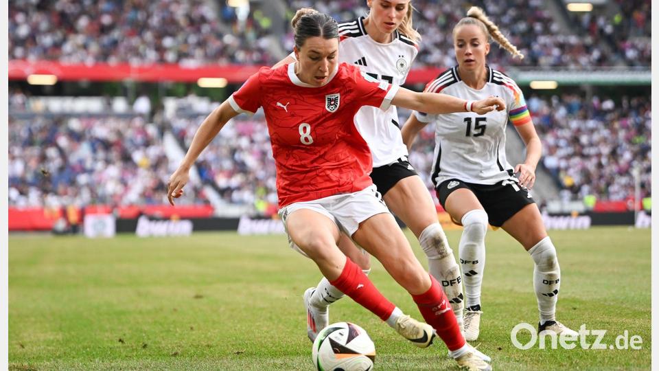 Barbara Dunst (vorne) freut sich auf das Spitzenspiel. (Archivbild) Bild: Sebastian Gollnow/dpa