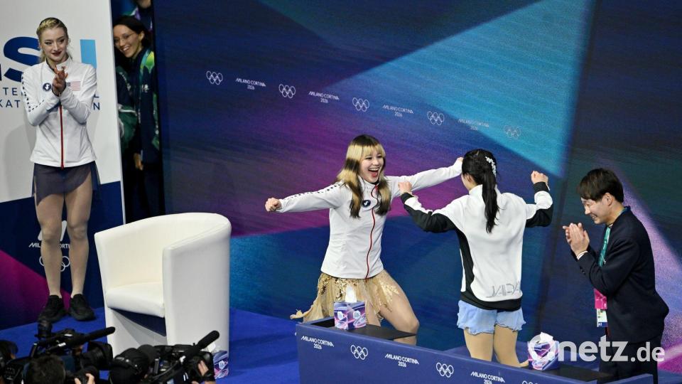 Rührender Moment: Olympiasiegerin Alysa Liu (l) und Bronzemedaillengewinnerin Ami Nakai (r) aus Japan freuten sich für- und miteinander. Bild: Peter Kneffel/dpa