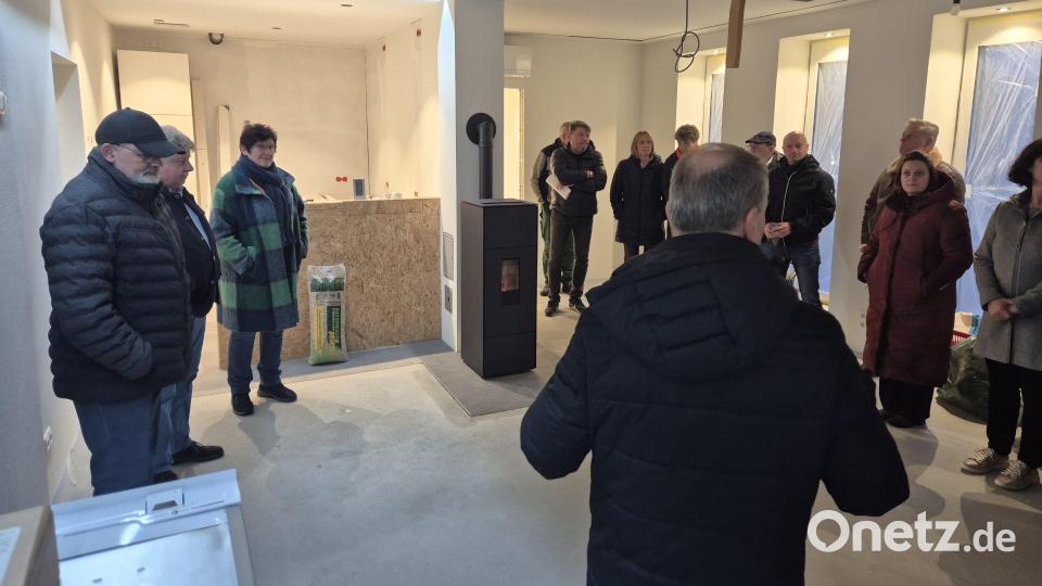 Der Stadtrat Windischeschenbach besichtigte das Vorzeigeprojekt "Dorfgemeinschaftshaus Gleißenthal". Bild: Lowak