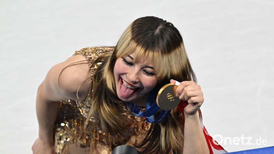 Alysa Liu posierte mit der Goldmedaille. Bild: Peter Kneffel/dpa