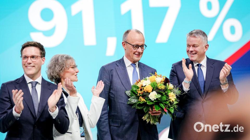 Ina Scharrenbach, Sitzungsleiterin, Gordon Schnieder (r), Spitzenkandidat der CDU in Rheinland-Pfalz, und Manuel Hagel (l), Spitzenkandidat der CDU in Baden-Württemberg, gratulieren Bundeskanzler Friedrich Merz, CDU-Parteivorsitzender, zur Wahl zum Bundesvorsitzenden. Bild: Kay Nietfeld/dpa