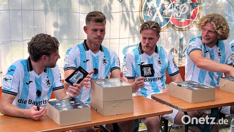 Niederlechner (2.v.l.) ist nach Gelbsperre zurück. (Archivbild) Bild: Christian Kunz/dpa