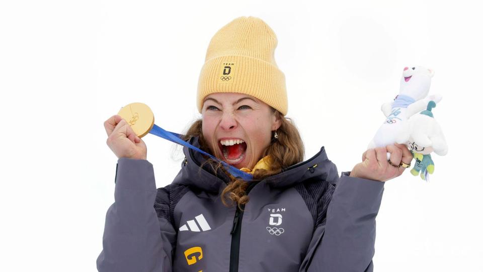 Freudenschrei: Daniela Maier mit der Goldmedaille Bild: Oliver Weiken/dpa