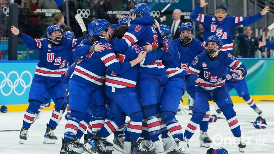 Zum dritten Mal nach 1998 und 2018 sind die US-Frauen Olympiasiegerinnen im Eishockey. Bild: Petr David Josek/AP/dpa
