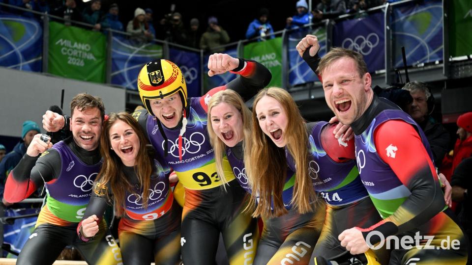 Der Gold-Ritt zum Rekord: Das Duo Tobias Wendl (ganz links) und Tobias Arlt (ganz rechts) feiert mit der deutschen Rodel-Staffel. (Archivbild) Bild: Robert Michael/dpa