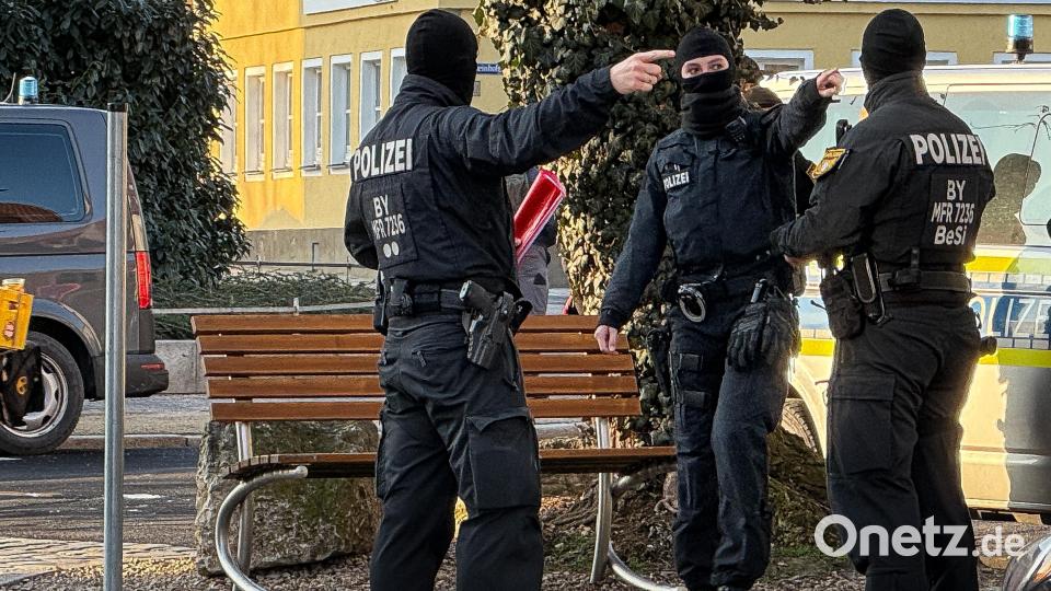Die Polizei koordinierte das Vorführen der Angeklagten. Bild: Stephan Huber