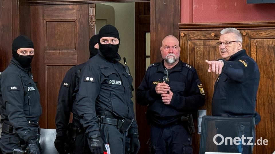 Bis zum Prozessbeginn trugen die Einsatzkräfte Sturmhauben. Bild: Stephan Huber