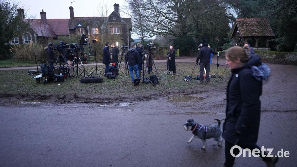 Etliche Medienvertreter warten auf Andrew. Bild: Alastair Grant/AP/dpa