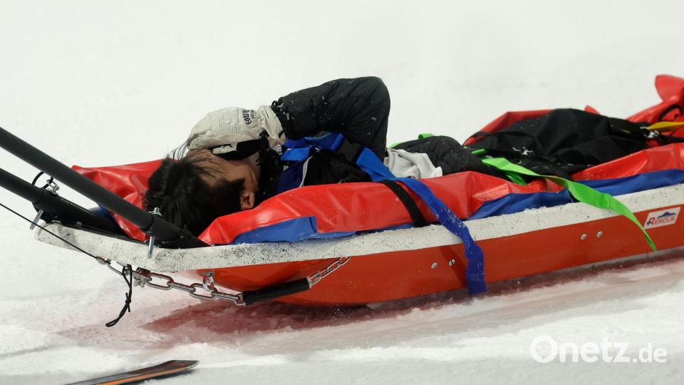 Seunghun Lee muss mit einem Schlitten abtransportiert werden. Bild: Oliver Weiken/dpa
