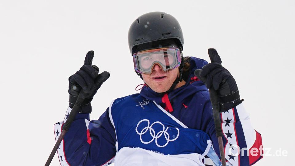 L wie „Loser“? Hunter Hess formte mit seinen Fingern den Buchstaben L - und sprach danach über seine turbulenten Olympia-Tage. Bild: Julia Demaree Nikhinson/AP/dpa