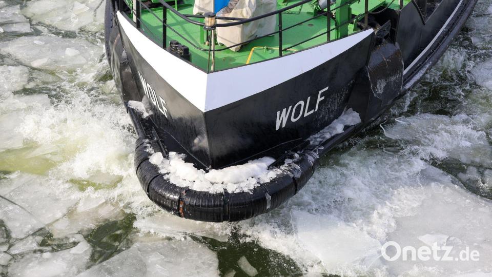 Der Eisbrecher „Wolf“ bricht mit rund 1100 PS die letzten Eisschollen auf dem Mittellandkanal auf. Bild: Peter Gercke/dpa