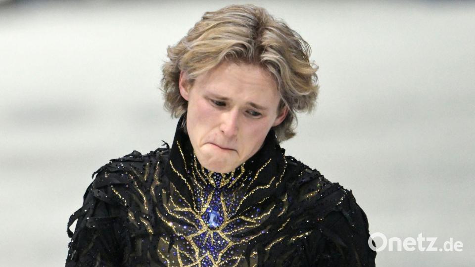 Bitter enttäuscht: Das Eiskunstlauf-Wunderkind Ilia Malinin patzte mehrfach in der Kür. (Archivbild) Bild: Peter Kneffel/dpa