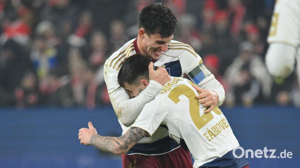 Erzielte mit einem Freistoß das 1:1 für den HSV: Fabio Vieira (vorn). Bild: Torsten Silz/dpa