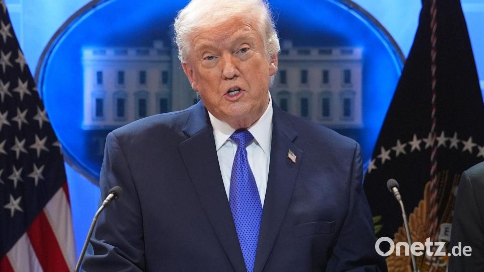 Mit einer offiziellen Reaktion lässt der US-Präsident zunächst auf sich warten. Bild: Evan Vucci/AP/dpa