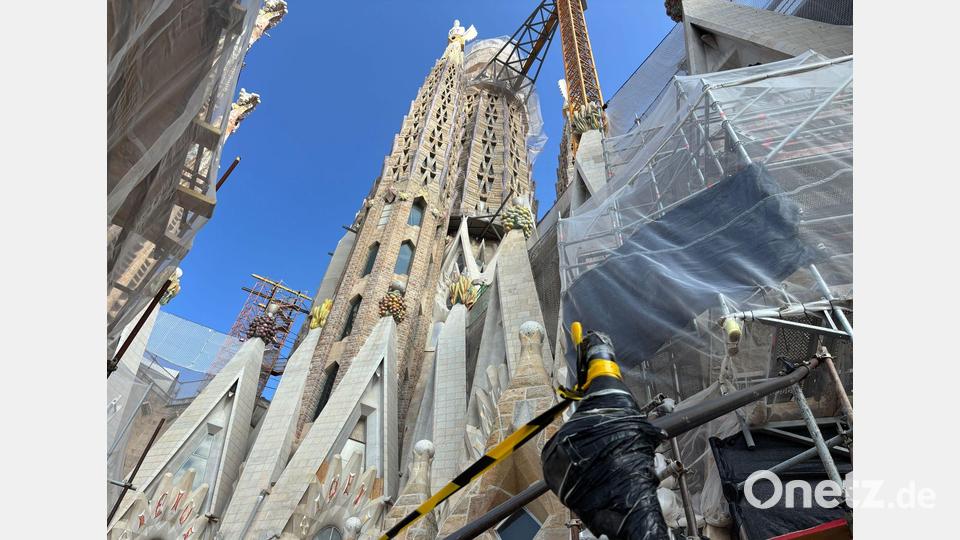 Mit der Krönung des Jesusturmes mit einem in Deutschland gebauten begehbaren Kreuzes hat die Basilika Sagrada Familia in Barcelona ihre endgültige Höhe von 172,5 Metern erreicht. Bis zur Fertigstellung des 1882 begonnenen Baus wird es aber noch mindestens bis 2034 dauern. Bild: Jan-Uwe Ronneburger/dpa