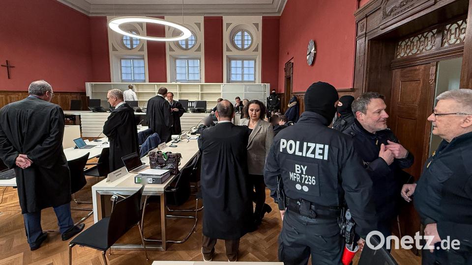 Anwälte, Angeklagte, Dolmetscherinnen und Polizeikräfte füllten den Raum. Bild: Stephan Huber