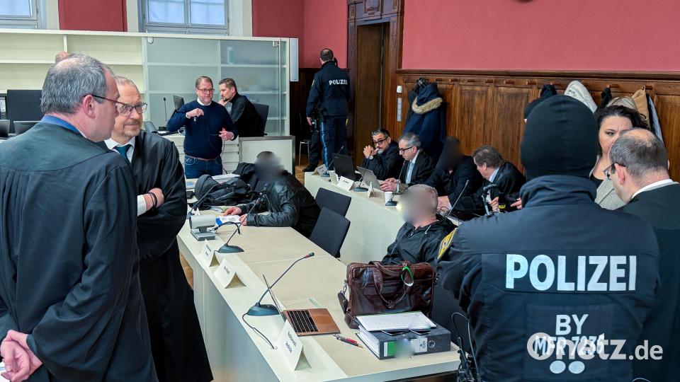 So voll wie am Freitag ist die Anklagebank des Schwurgerichtssaals des Amberger Landgerichts selten. Bild: Stephan Huber