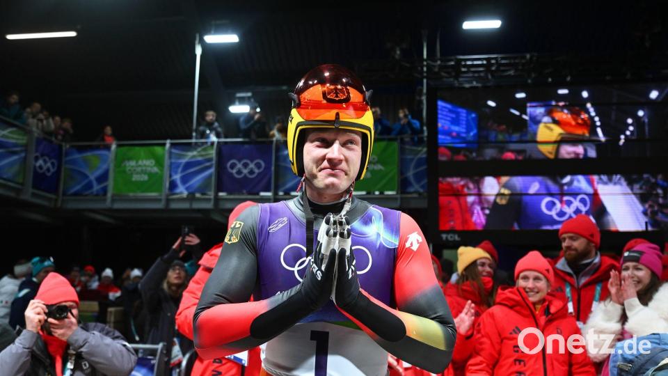 Nummer ist jetzt gespeichert, Ehrenwort: Rodel-Olympiasieger Max Langenhan drückte am Telefon aus Versehen Kanzler Friedrich Merz weg. Bild: Robert Michael/dpa