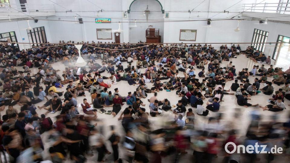 Ramadan - Schüler verlassen die Moschee nach dem Mittagsgebet während des heiligen Fastenmonats Ramadan in der Ar-Raudlatul Hasanah Islamic Boarding School. Bild: Binsar Bakkara/AP/dpa