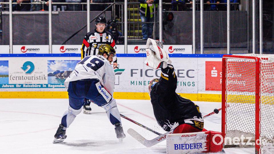 Szenen aus dem Oberpfalz-Derby zwischen den Eisbären Regensburg und den Blue Devils Weiden. Die Weidener mussten sich am Ende nach Penaltyschießen mit 3:4 geschlagen geben. Bild: Werner Moller