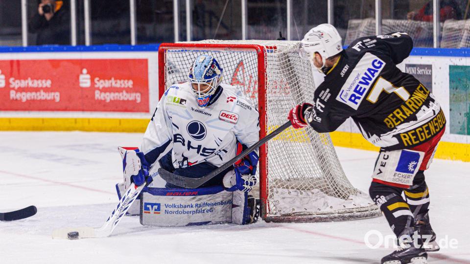 Szenen aus dem Oberpfalz-Derby zwischen den Eisbären Regensburg und den Blue Devils Weiden. Die Weidener mussten sich am Ende nach Penaltyschießen mit 3:4 geschlagen geben. Bild: Werner Moller