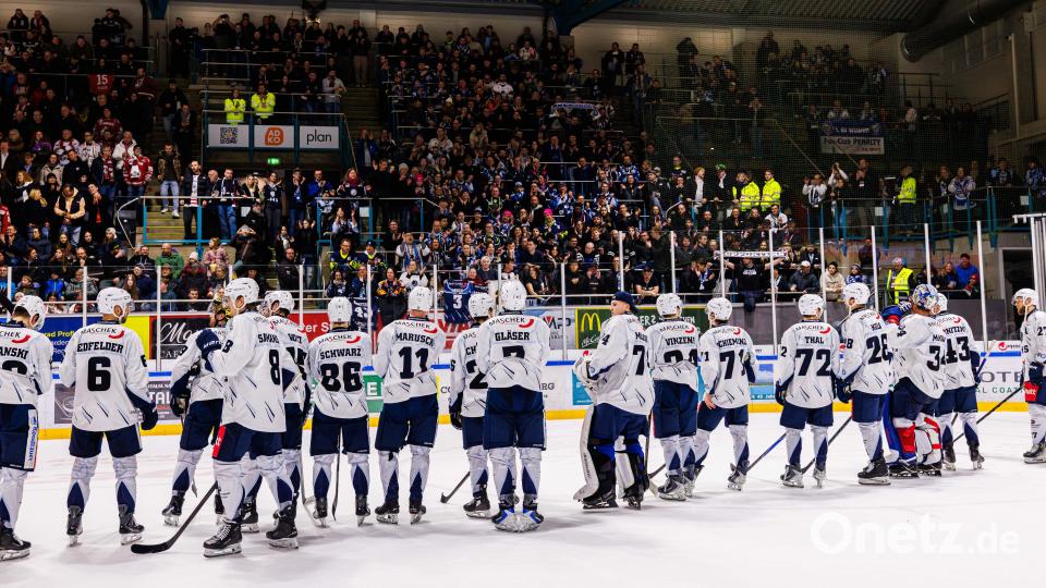 Szenen aus dem Oberpfalz-Derby zwischen den Eisbären Regensburg und den Blue Devils Weiden. Die Weidener mussten sich am Ende nach Penaltyschießen mit 3:4 geschlagen geben. Bild: Werner Moller