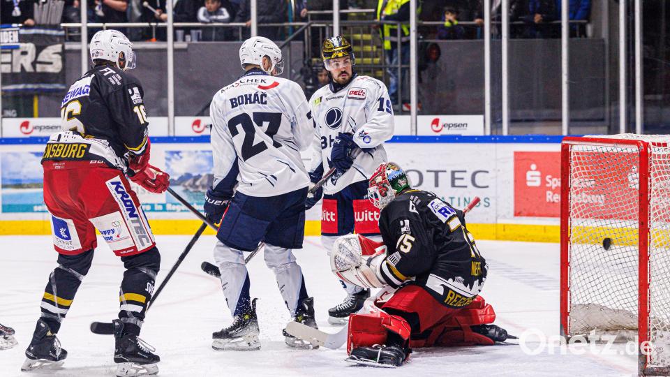 Szenen aus dem Oberpfalz-Derby zwischen den Eisbären Regensburg und den Blue Devils Weiden. Die Weidener mussten sich am Ende nach Penaltyschießen mit 3:4 geschlagen geben. Bild: Werner Moller