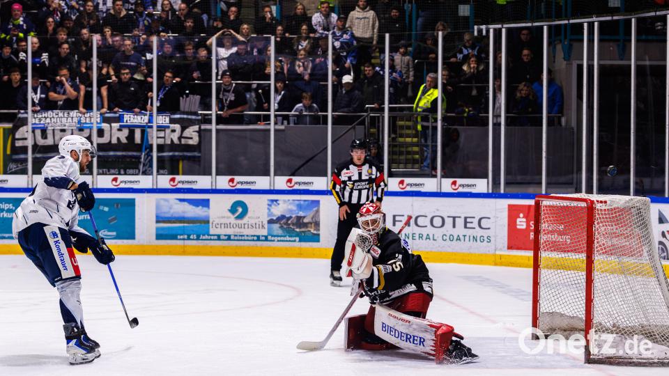 Szenen aus dem Oberpfalz-Derby zwischen den Eisbären Regensburg und den Blue Devils Weiden. Die Weidener mussten sich am Ende nach Penaltyschießen mit 3:4 geschlagen geben. Bild: Werner Moller