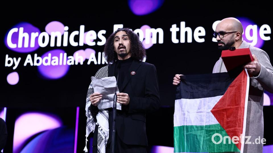 Abdallah Alkhatib auf der Bühne. Bild: Christoph Soeder/dpa