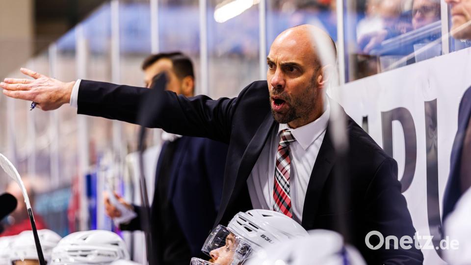 Szenen aus dem Oberpfalz-Derby zwischen den Eisbären Regensburg und den Blue Devils Weiden. Die Weidener mussten sich am Ende nach Penaltyschießen mit 3:4 geschlagen geben. Bild: Werner Moller