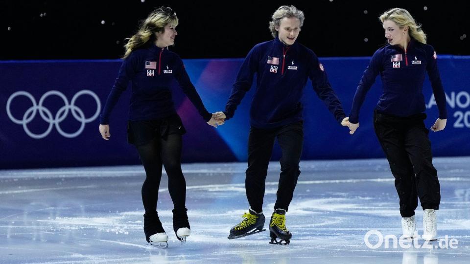 Team-Olympiasieger vereint: Ilia Malinin (M) lief Hand in Hand mit Alysa Liu (l), die auch Einzel-Gold holte, und Amber Glenn (r). Bild: Ashley Landis/AP/dpa