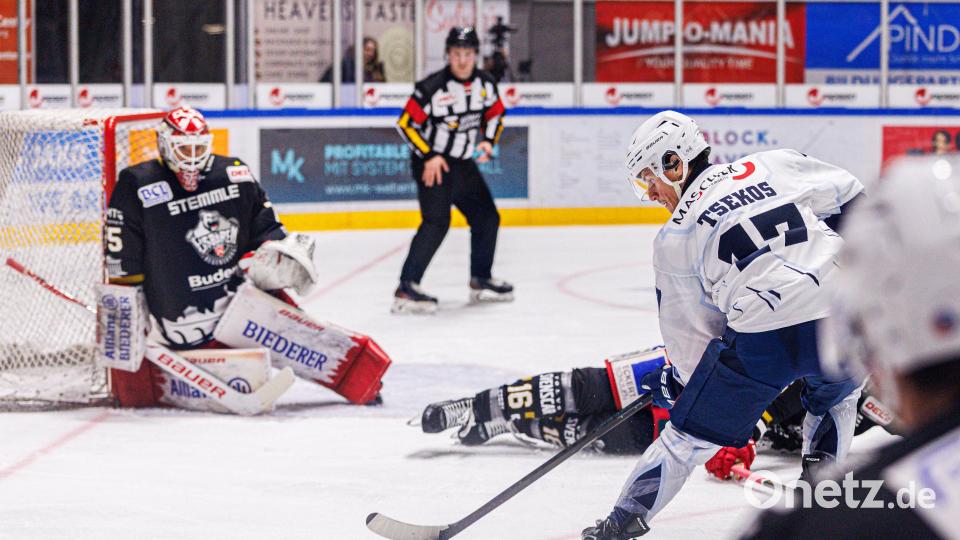 Szenen aus dem Oberpfalz-Derby zwischen den Eisbären Regensburg und den Blue Devils Weiden. Die Weidener mussten sich am Ende nach Penaltyschießen mit 3:4 geschlagen geben. Bild: Werner Moller