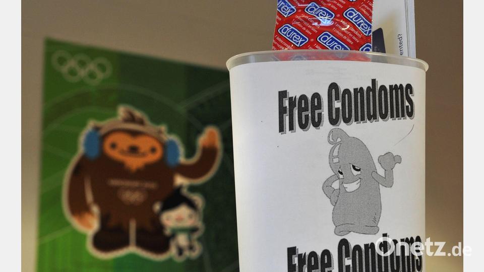 Dauerbrenner bei Olympia: Schon 2010 in Vancouver waren die Kondome im olympischen Dorf Gesprächsthema. (Archivbild) Bild: Peter Kneffel/dpa