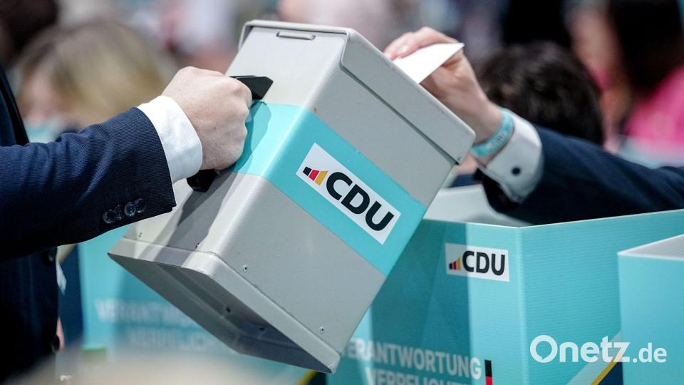 Die Delegierten stimmten über viele Anträge ab - unter anderem zum Social-Media-Verbot bis 14. Bild: Kay Nietfeld/dpa