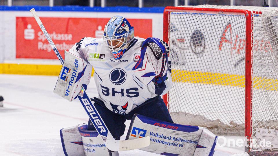 Szenen aus dem Oberpfalz-Derby zwischen den Eisbären Regensburg und den Blue Devils Weiden. Die Weidener mussten sich am Ende nach Penaltyschießen mit 3:4 geschlagen geben. Bild: Werner Moller