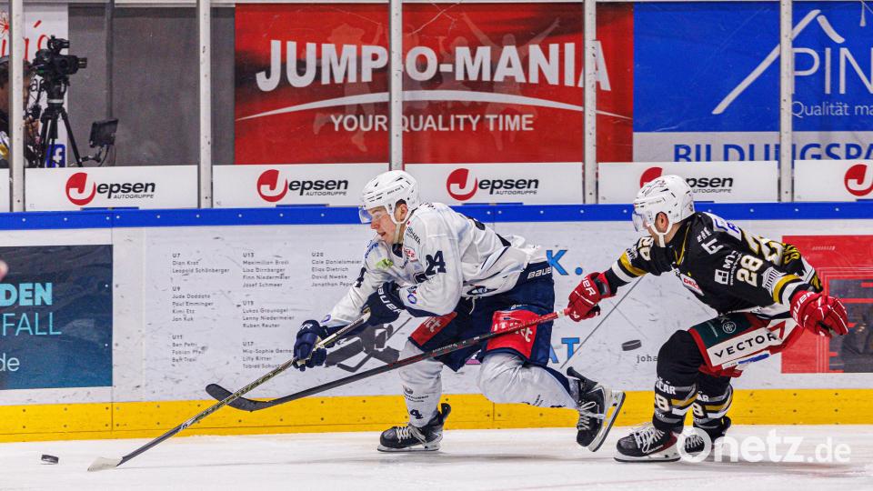 Szenen aus dem Oberpfalz-Derby zwischen den Eisbären Regensburg und den Blue Devils Weiden. Die Weidener mussten sich am Ende nach Penaltyschießen mit 3:4 geschlagen geben. Bild: Werner Moller